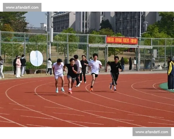 青春力量跃动校园以摸高比赛点燃拼搏激情与团队精神风采展示